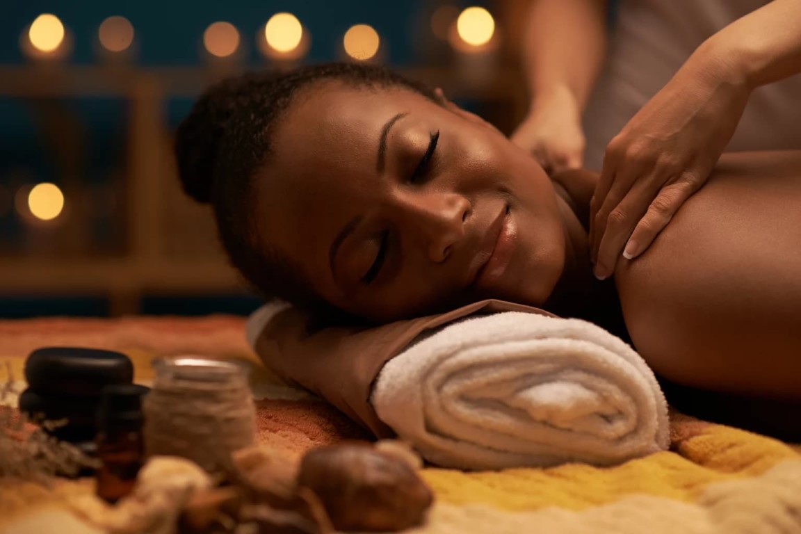 189femmemassagedelanuque Découvrez le bien-être en Guadeloupe avec des massages relaxants